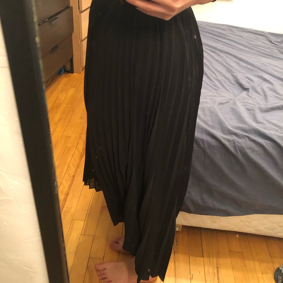 Pleated maxi skirt, high-low - Picture 2 of 9